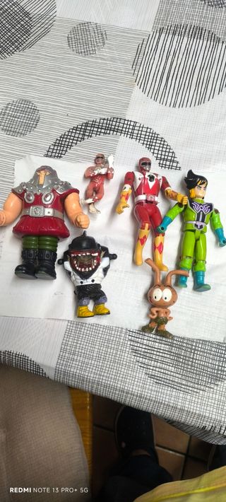 Un sacco di vecchi giocattoli degli anni '90.