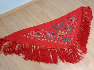 Mantón rojo bordado flores Feria