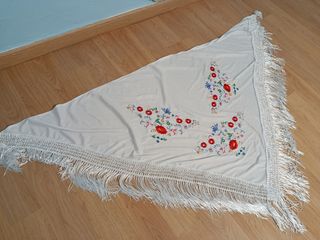 Mantón rojo bordado flores Feria