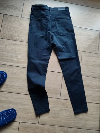 Pantalón pitillo vaquero negro