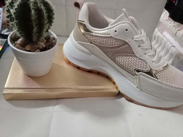 Zapatillas deportivas beige y dorado