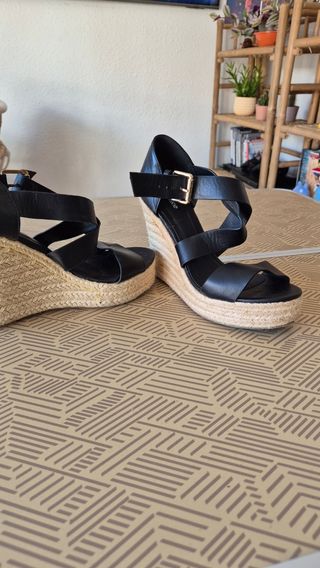 Sandalias cuña Pimkie negras