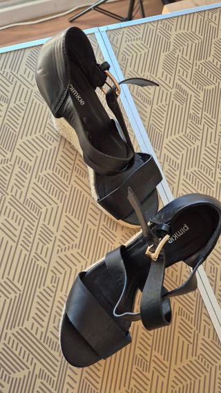 Sandalias cuña Pimkie negras