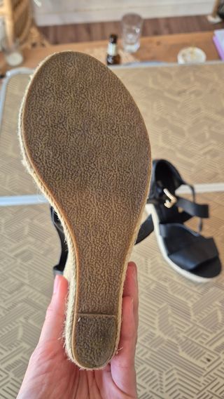 Sandalias cuña Pimkie negras