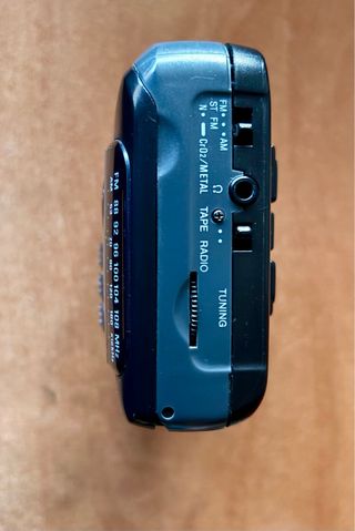 Walkman con radio Aiwa TA253.