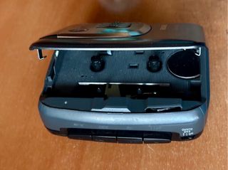 Walkman con radio Aiwa TA253.
