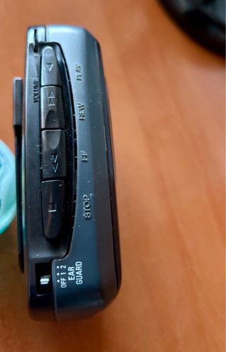 Walkman con radio Aiwa TA253.