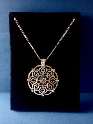 Collar largo plateado con cristales