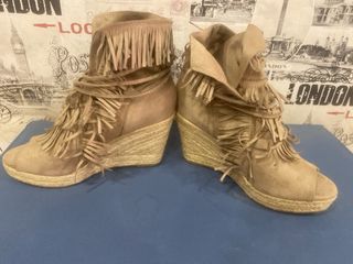 Botines cuña beige flecos esparto