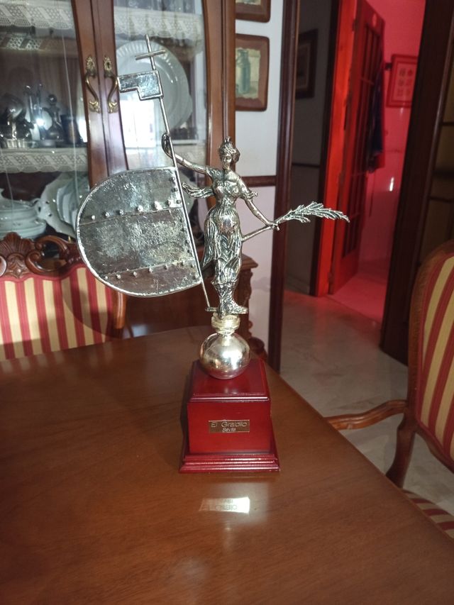 Giraldillo Sevilla grande: Bronce plateado.