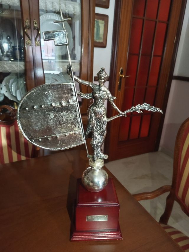 Giraldillo Sevilla grande: Bronce plateado.