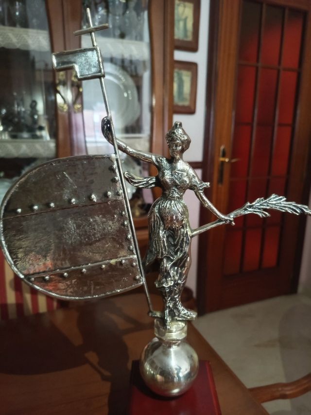 Giraldillo Sevilla grande: Bronce plateado.