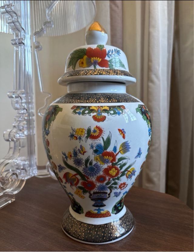 Vaso di porcellana decorato