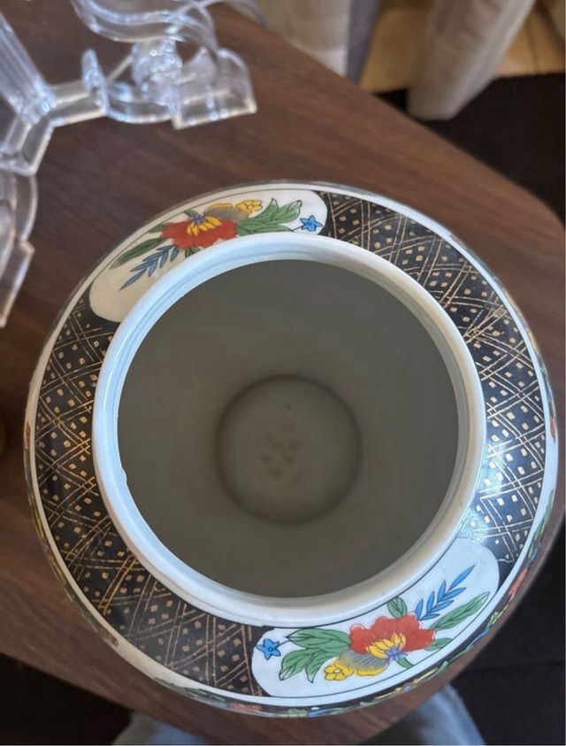 Vaso di porcellana decorato