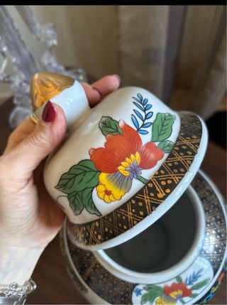 Vaso di porcellana decorato