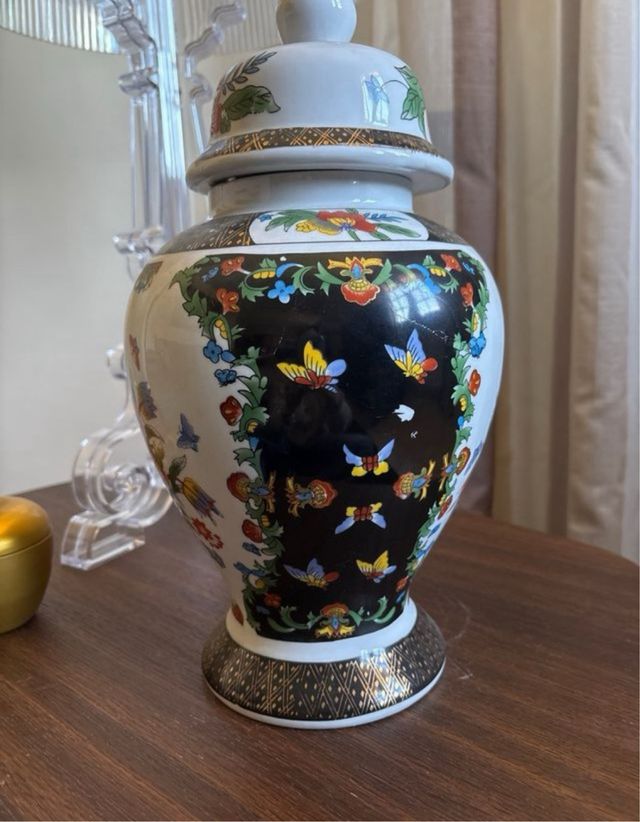 Vaso di porcellana decorato