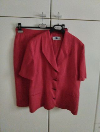 Tailleur con gonna in lino rosso