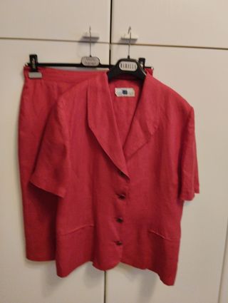 Tailleur con gonna in lino rosso