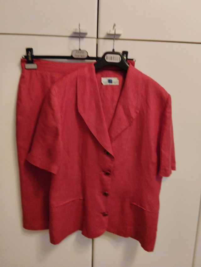 Tailleur con gonna in lino rosso