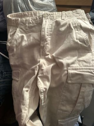 Pantalones Zara negros y otros blancos.