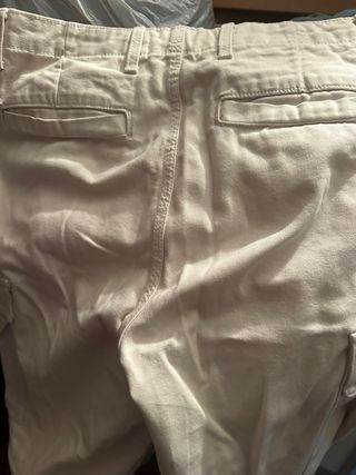 Pantalones Zara negros y otros blancos.