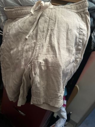 Pantalones Zara negros y otros blancos.