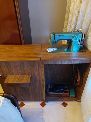Máquina coser + mueble antigua