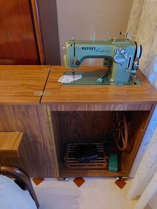 Máquina coser + mueble antigua