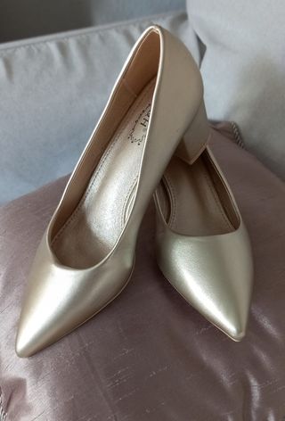Tacón mujer número 39 nuevo dorado, en su caja
