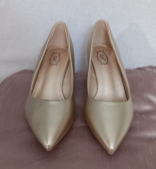 Tacón mujer número 39 nuevo dorado, en su caja