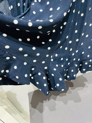 Mono de pantalón corto azul marino con estampado de lunares blancos Solo envio