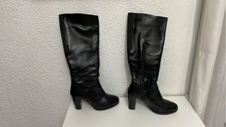 Botas altas negras.