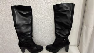 Botas altas negras.