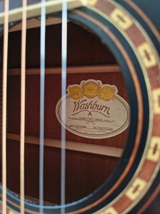 Guitarra electroacústica Washburn