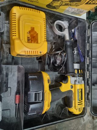 Kit Dewalt.