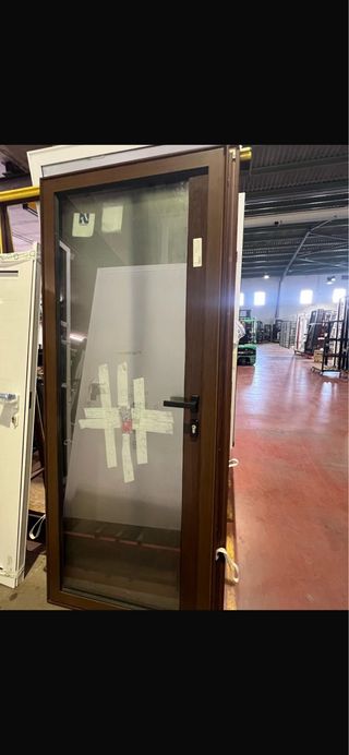 Puerta aluminio marrón
