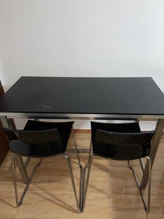 Mesa alta negra con 2 taburetes