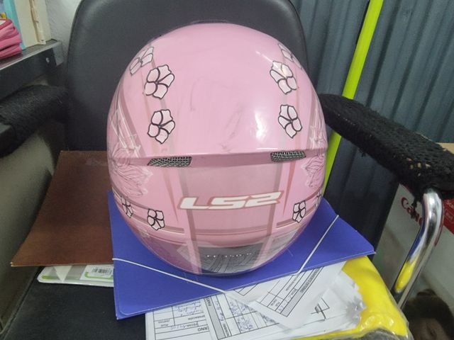 Casco moto rosa flores