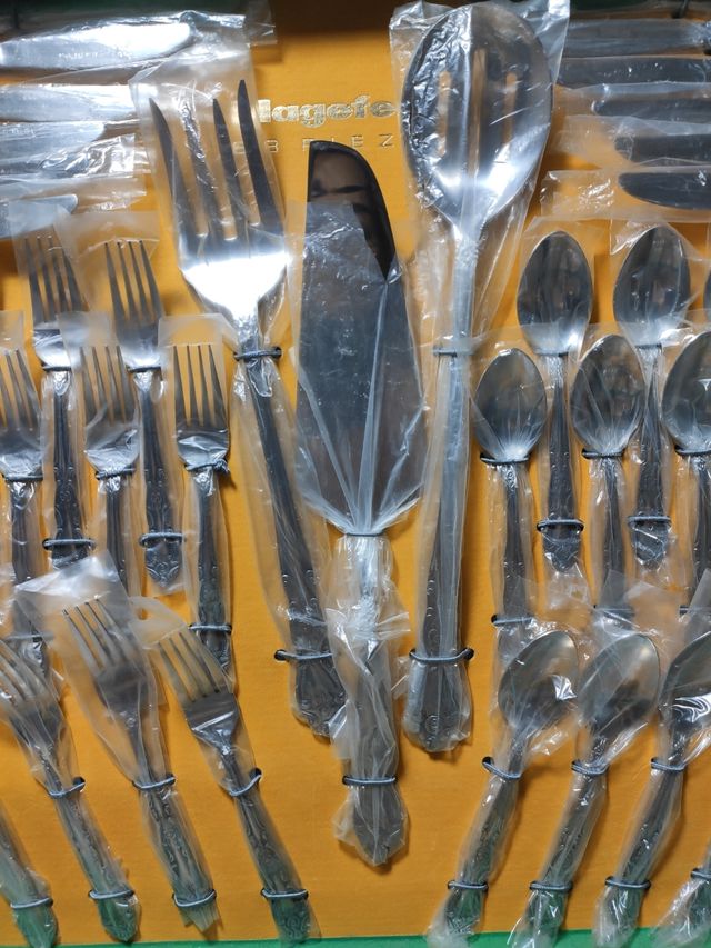 Cubertería 88 piezas