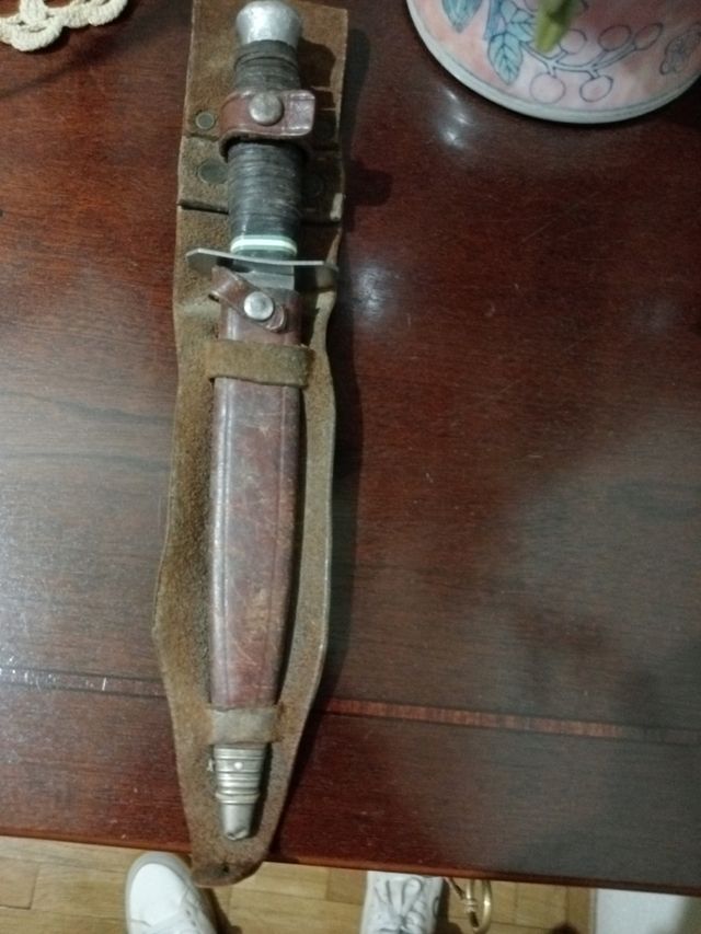 Cuchillo antiguo con funda