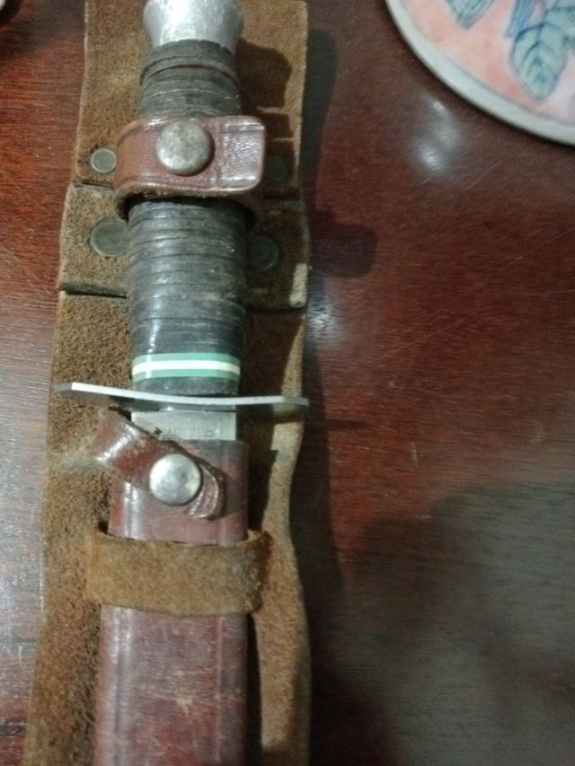 Cuchillo antiguo con funda