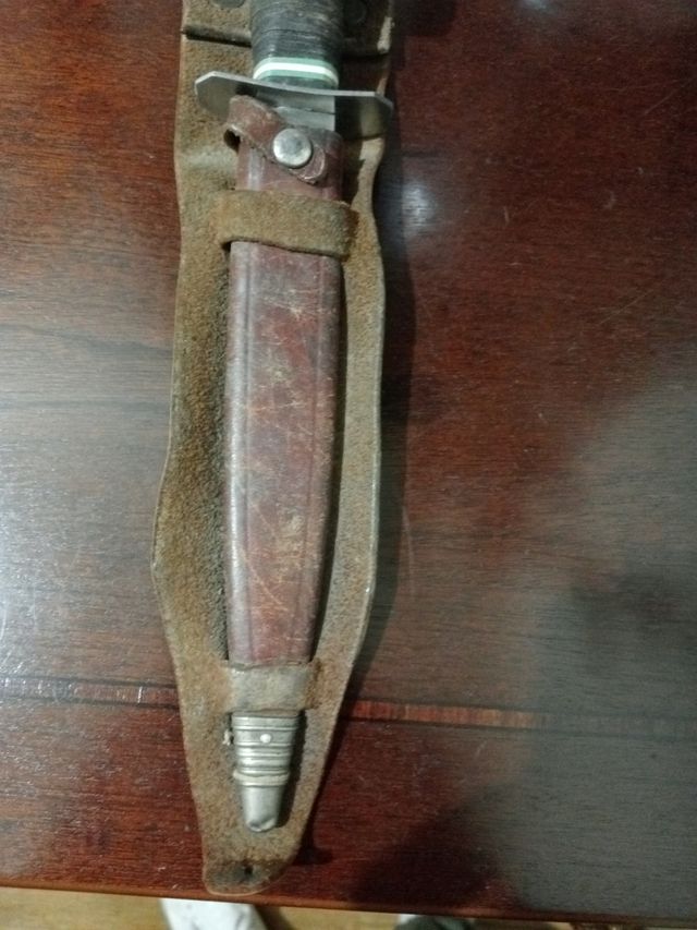 Cuchillo antiguo con funda