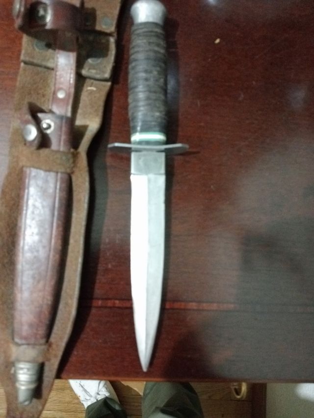 Cuchillo antiguo con funda