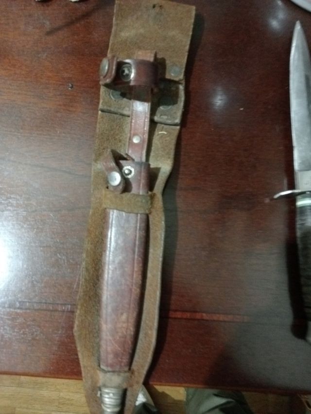 Cuchillo antiguo con funda