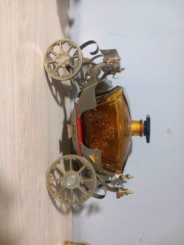 Antigua botella whisky carruaje de época