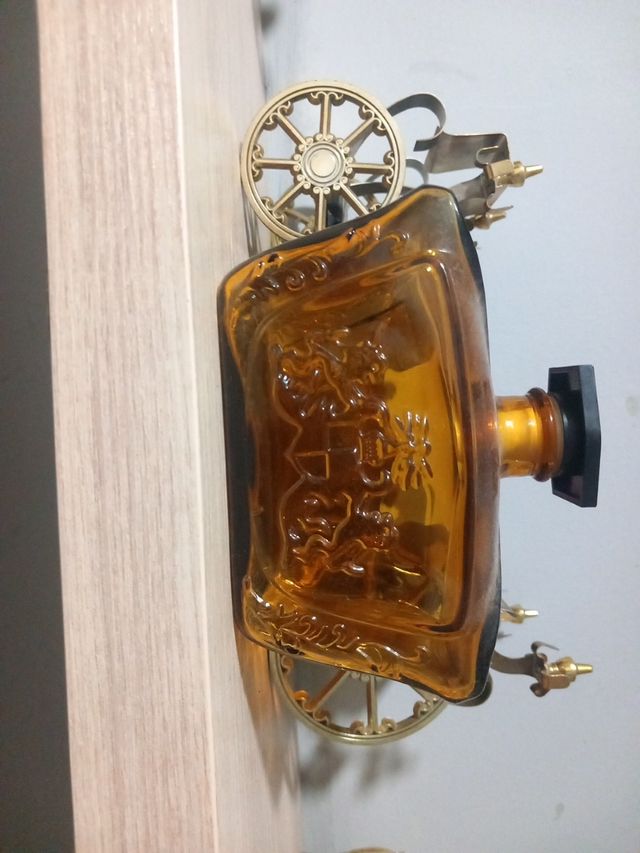 Antigua botella whisky carruaje de época