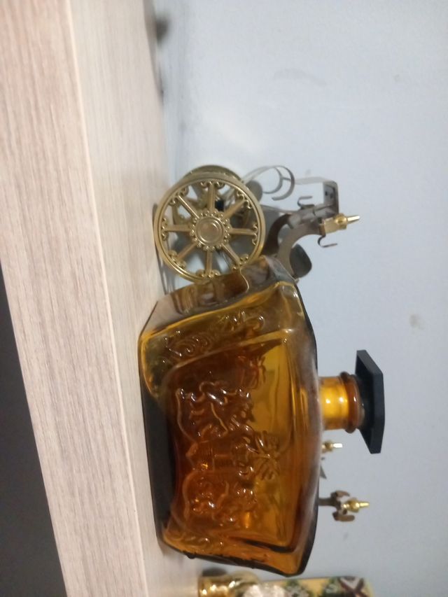 Antigua botella whisky carruaje de época