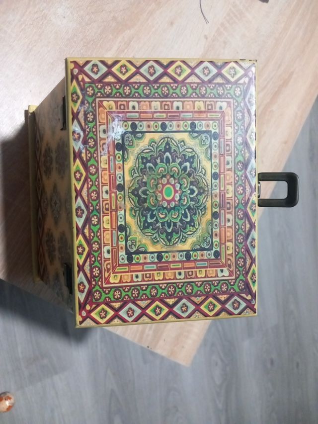 Caja de madera multicolor