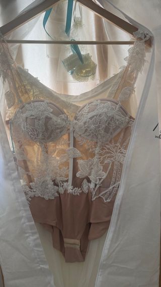 Vestido novia beige y blanco