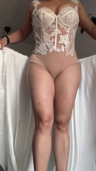 Vestido novia beige y blanco